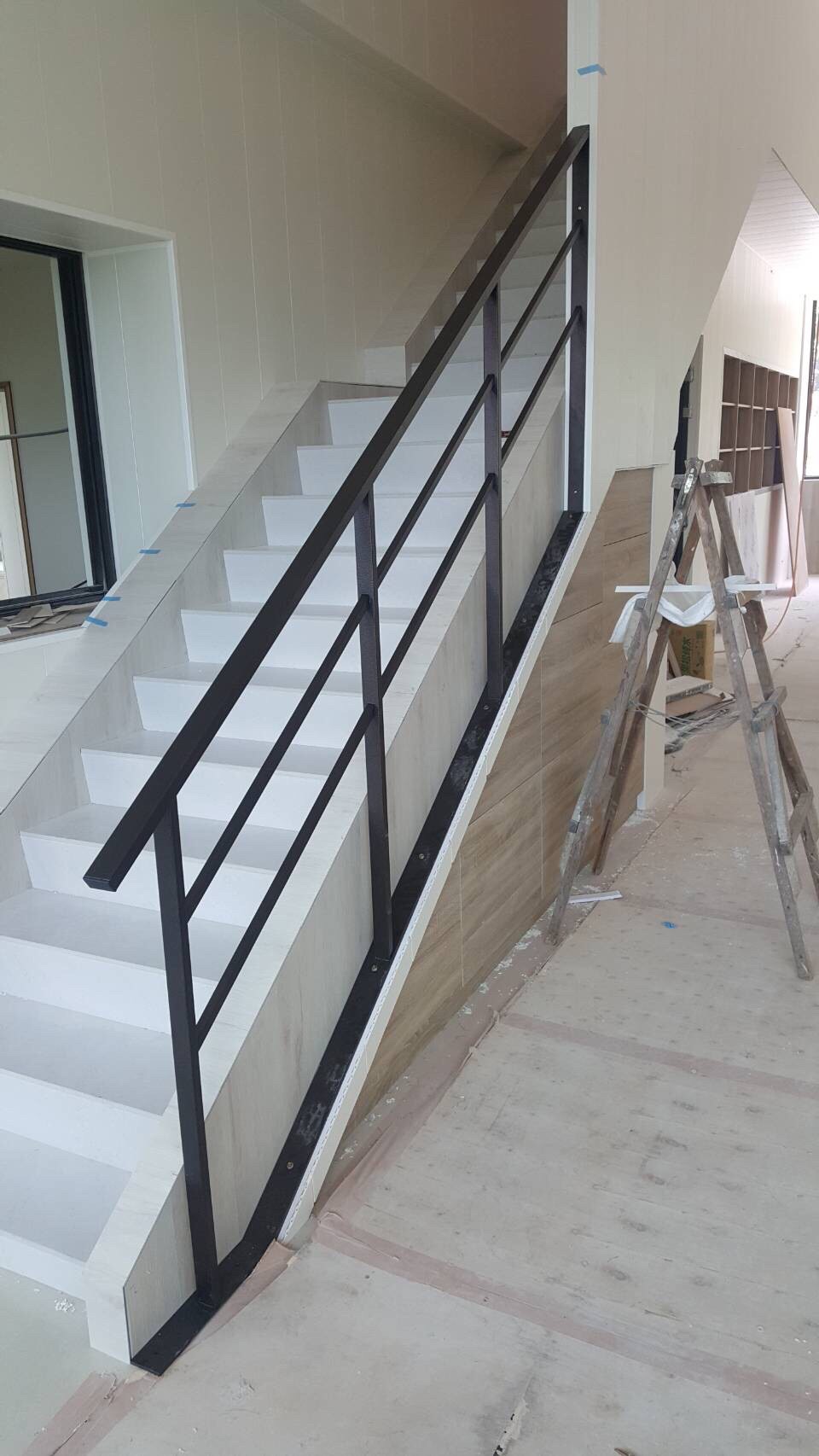 樓梯黑色鐵製扶手