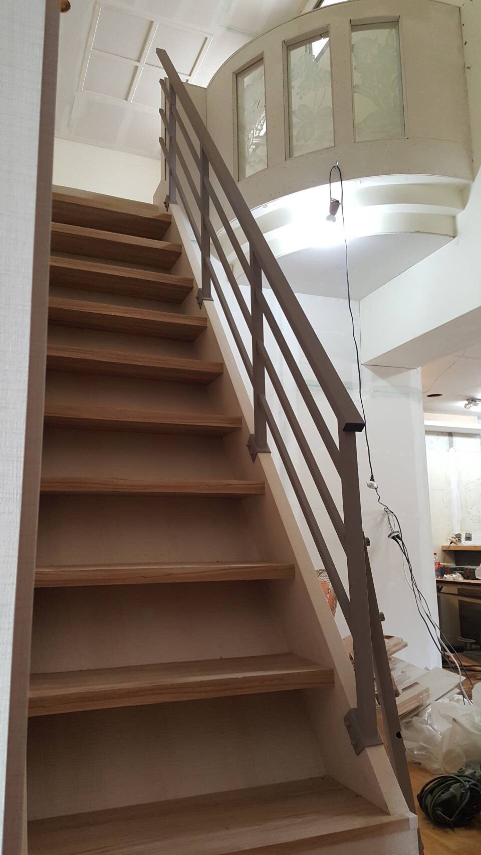 樓梯咖啡色鐵製扶手