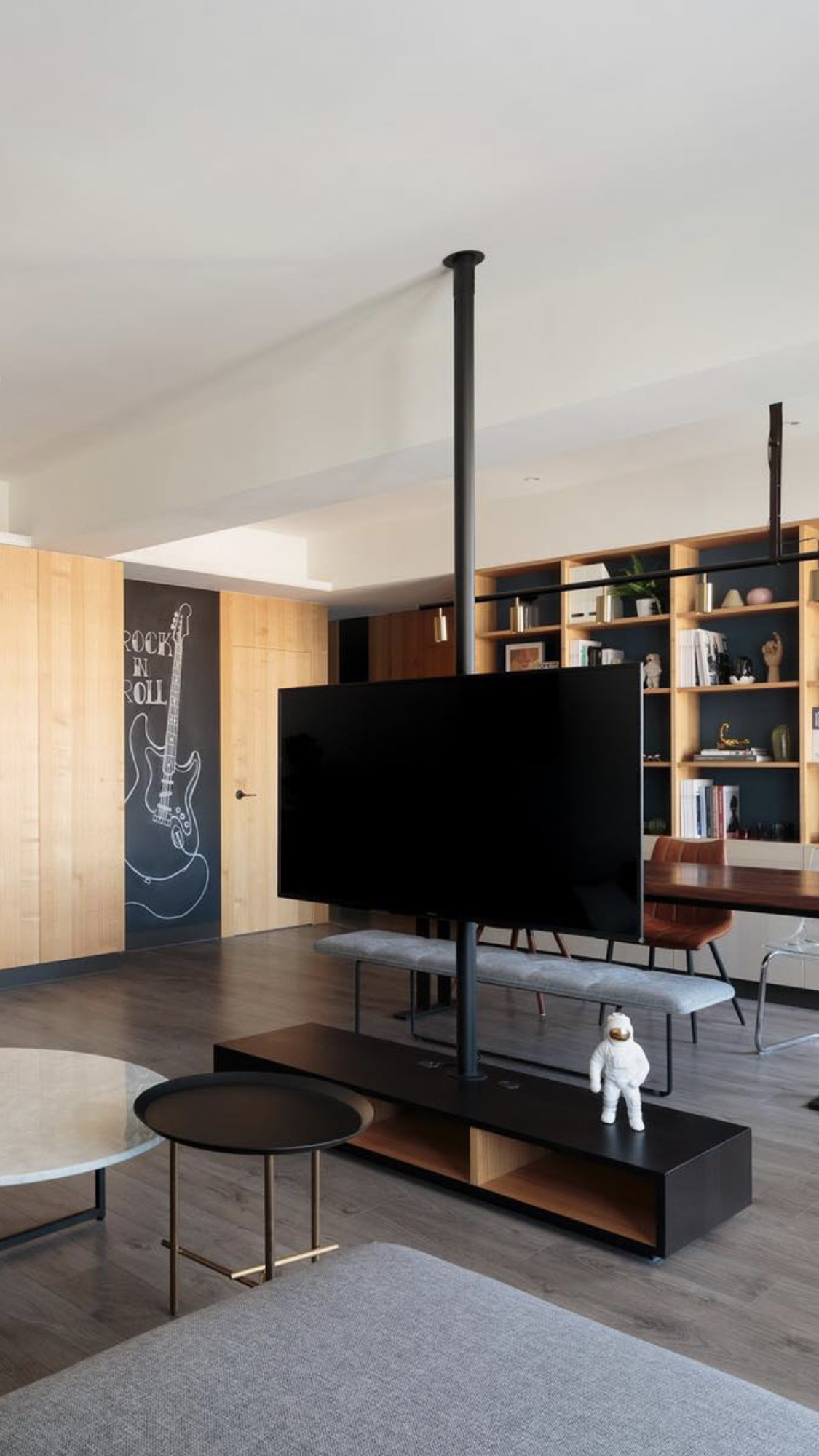 客製化頂天立地旋轉電視架實裝案例