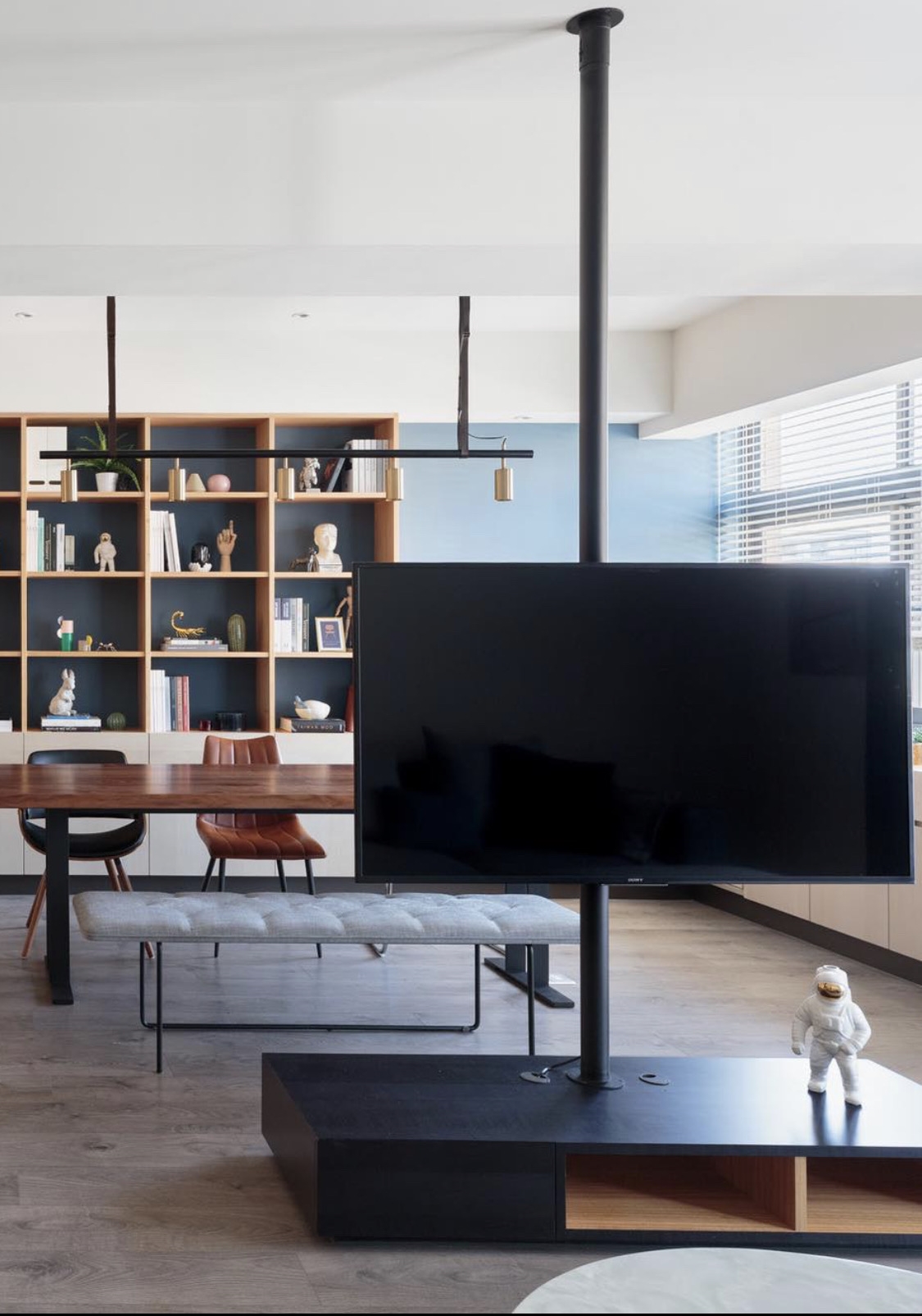 客製化頂天立地旋轉電視架實裝案例