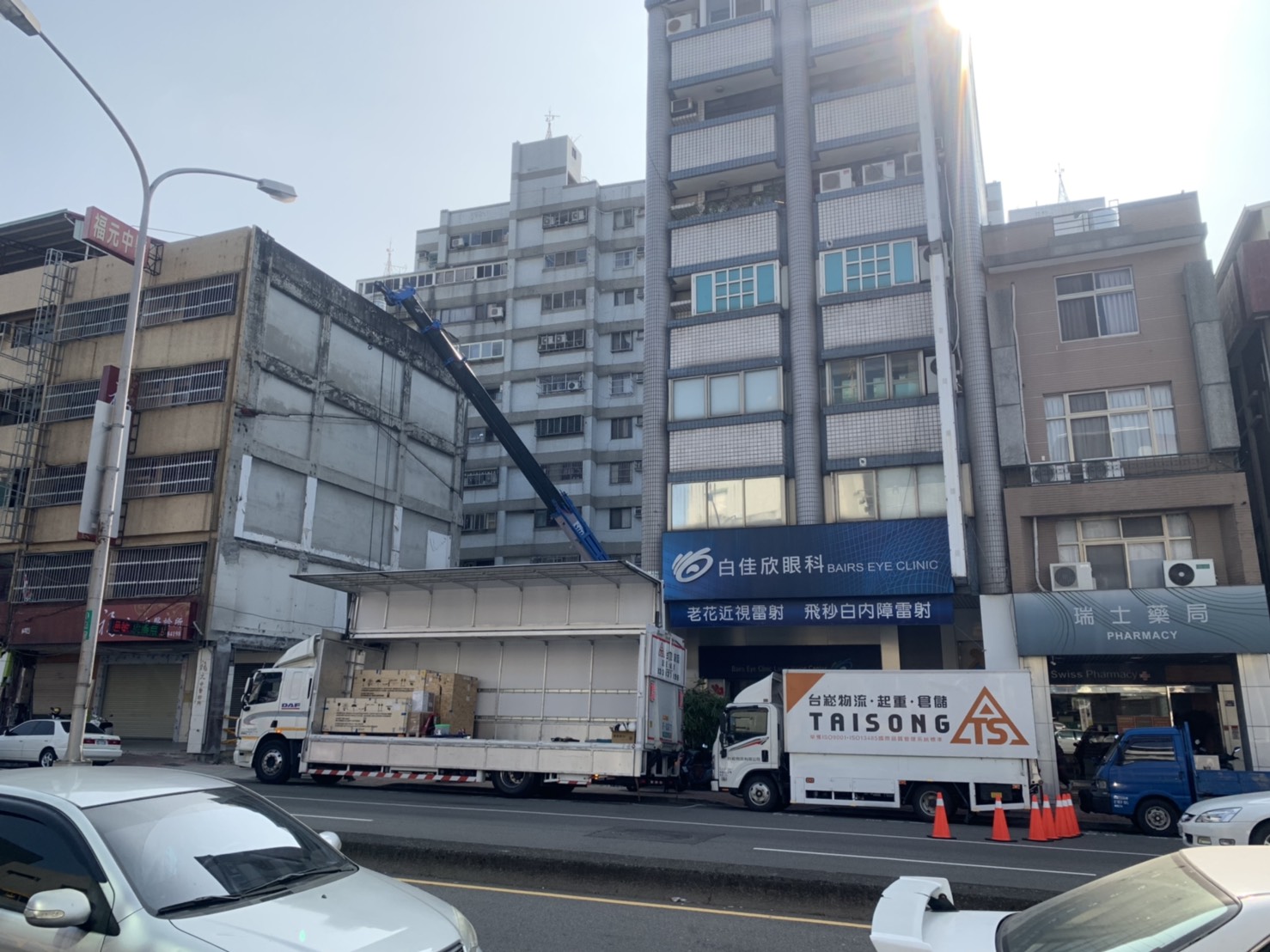 台中白佳欣眼科設備運輸吊掛