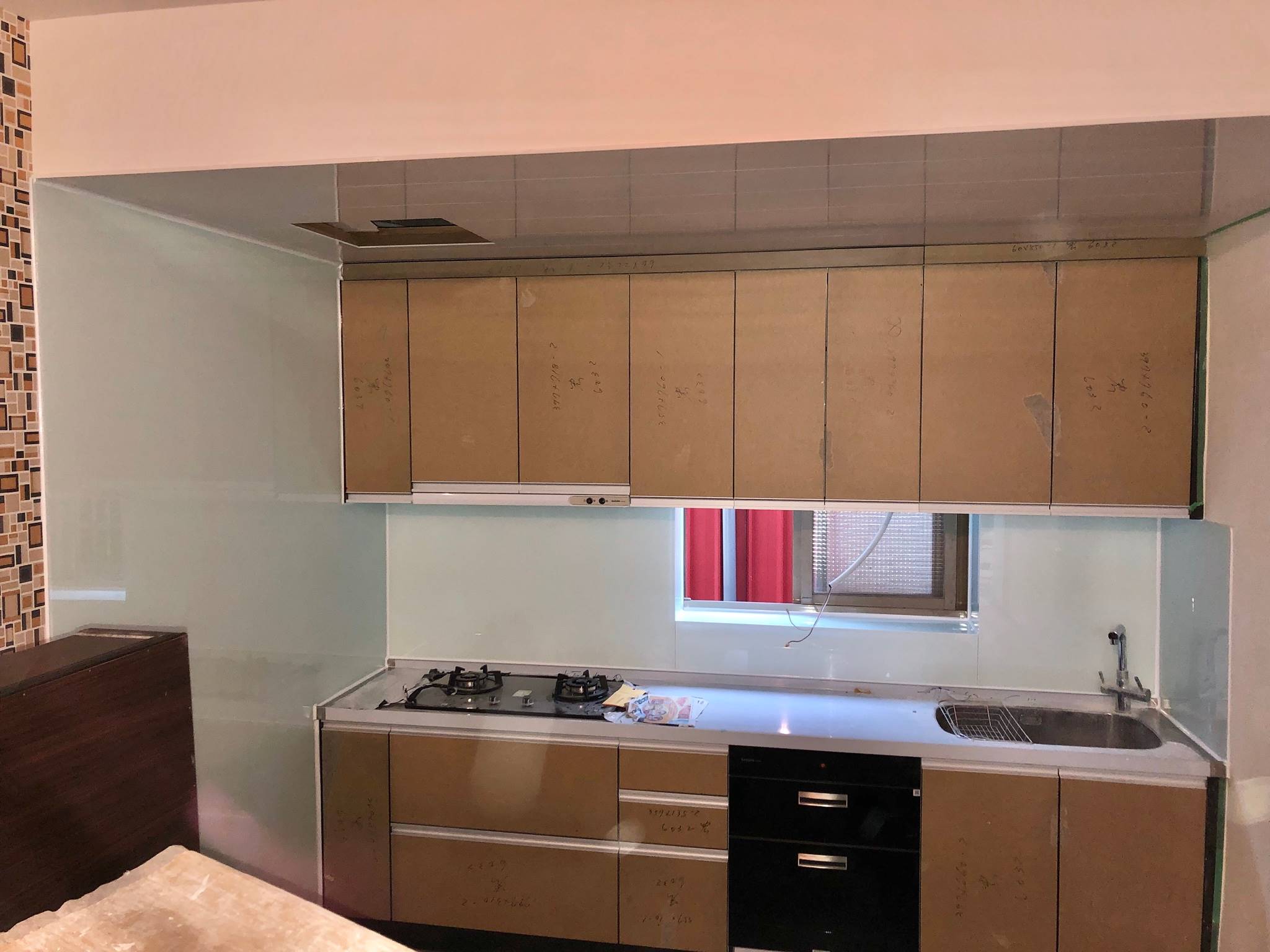 廚房流理台牆面用烤漆玻璃