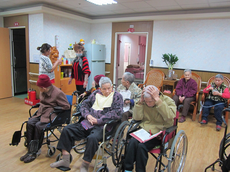 一起聊天看電視