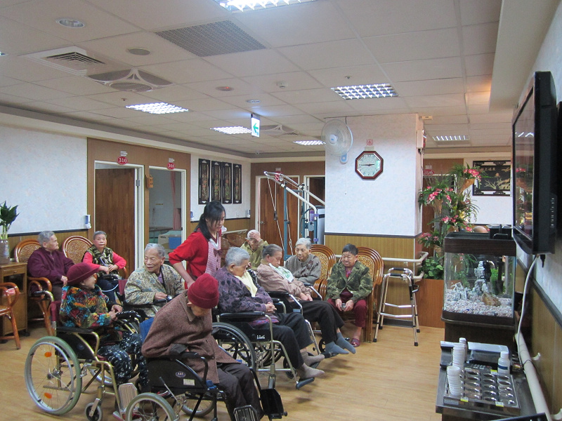 一起聊天看電視