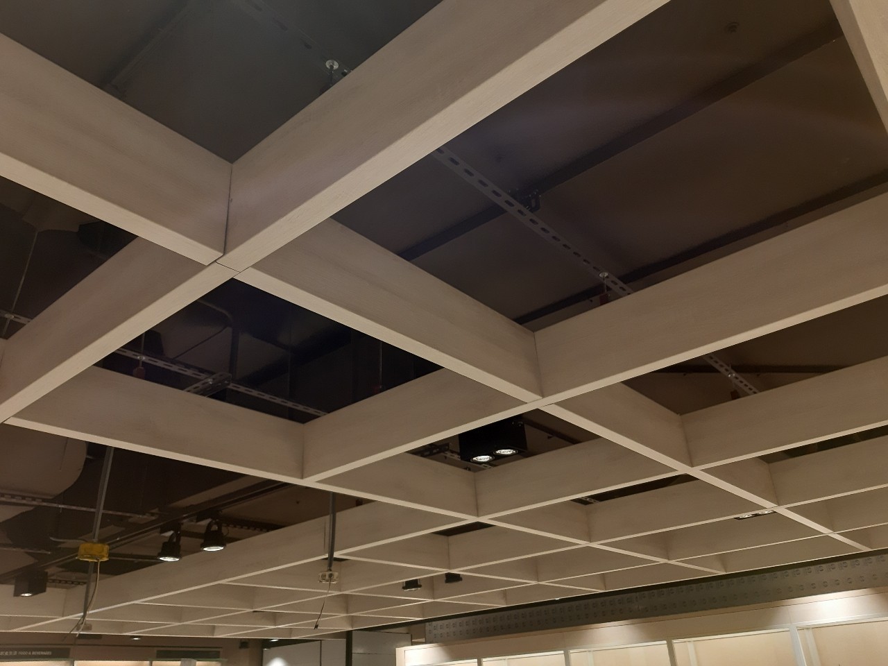 高雄悅誠廣場誠品書店、騎樓鋁棧板防颱企口_210107_1