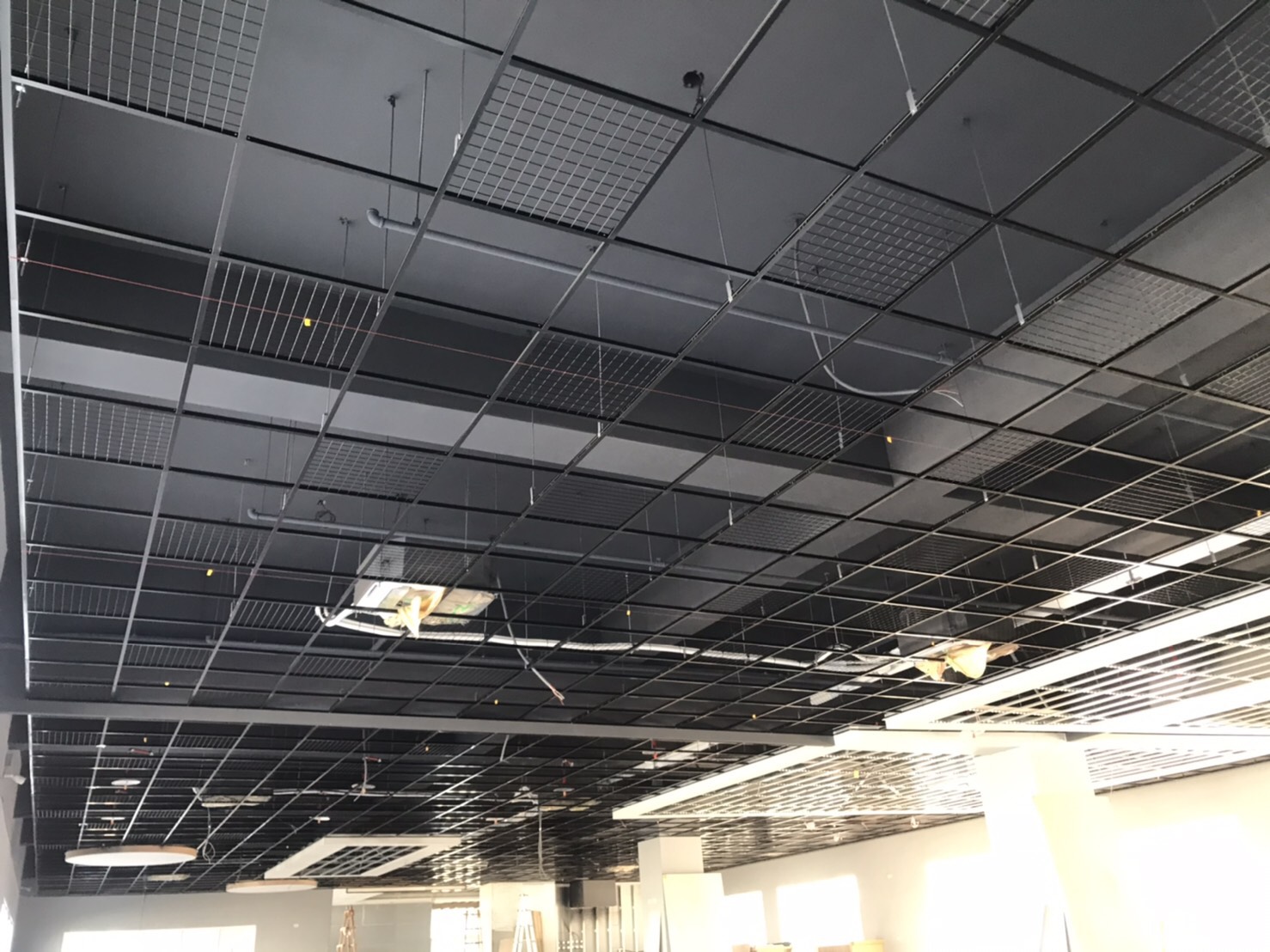 格子板洞洞板工業風輕鋼架天花板