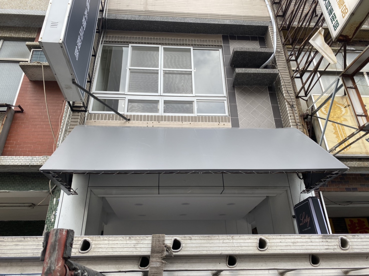 灰色固定遮雨帆布