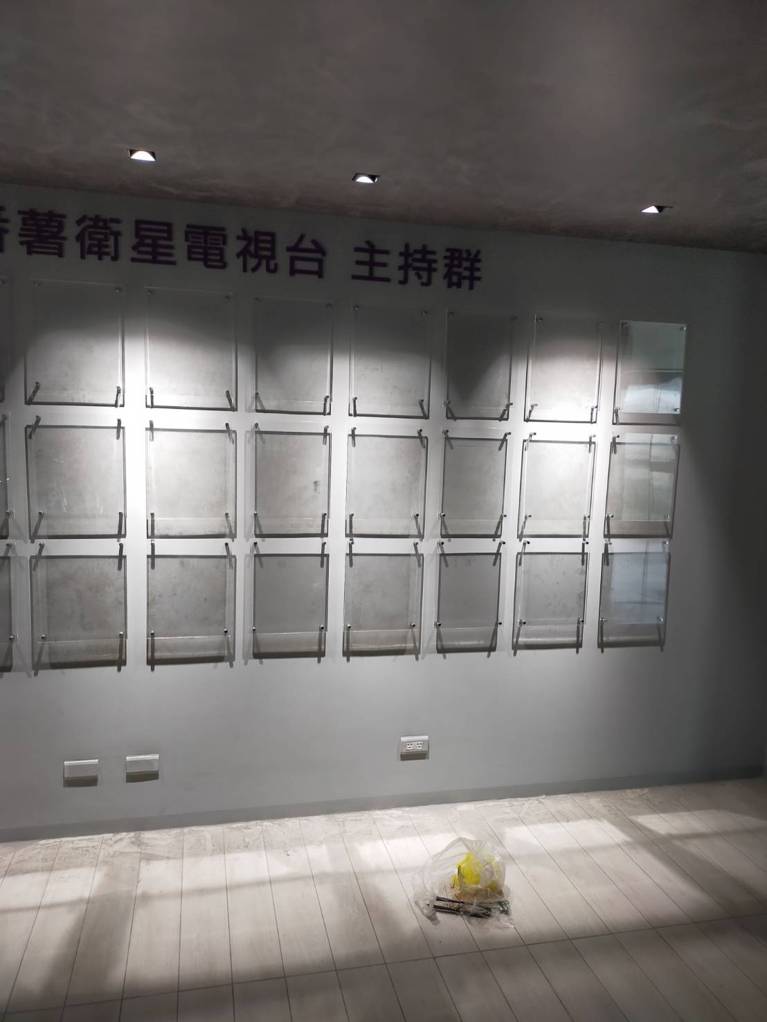 電視台主持群-壓克力海報架