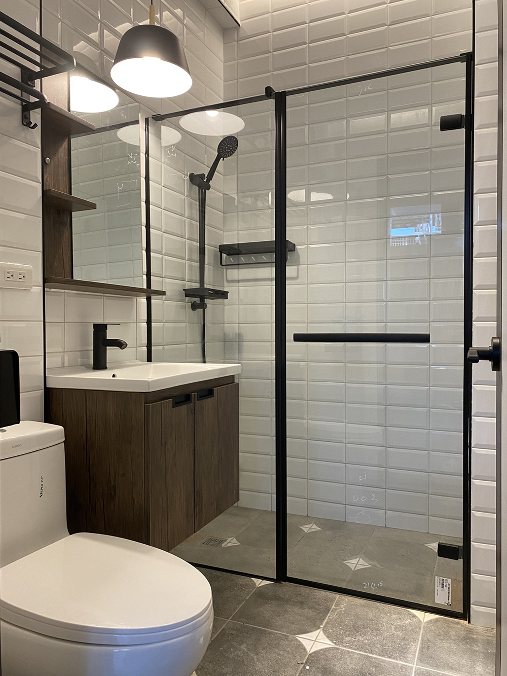 淋浴推拉門-一字型推開門