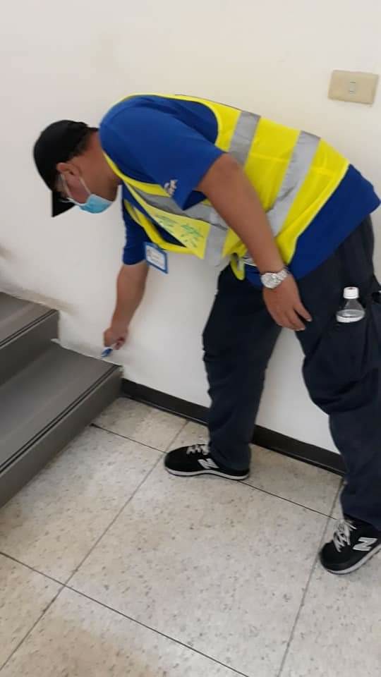 蟑螂餌膠施打作業