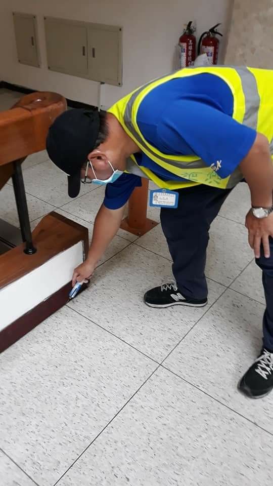 蟑螂餌膠施打作業