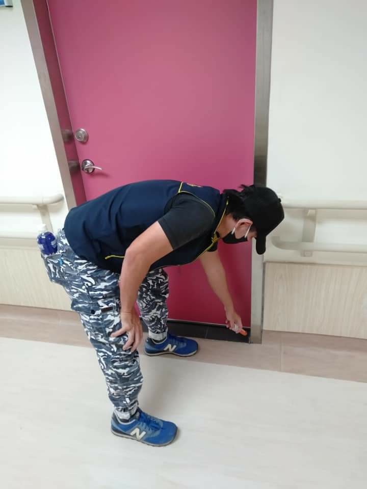 蟑螂餌膠施打作業