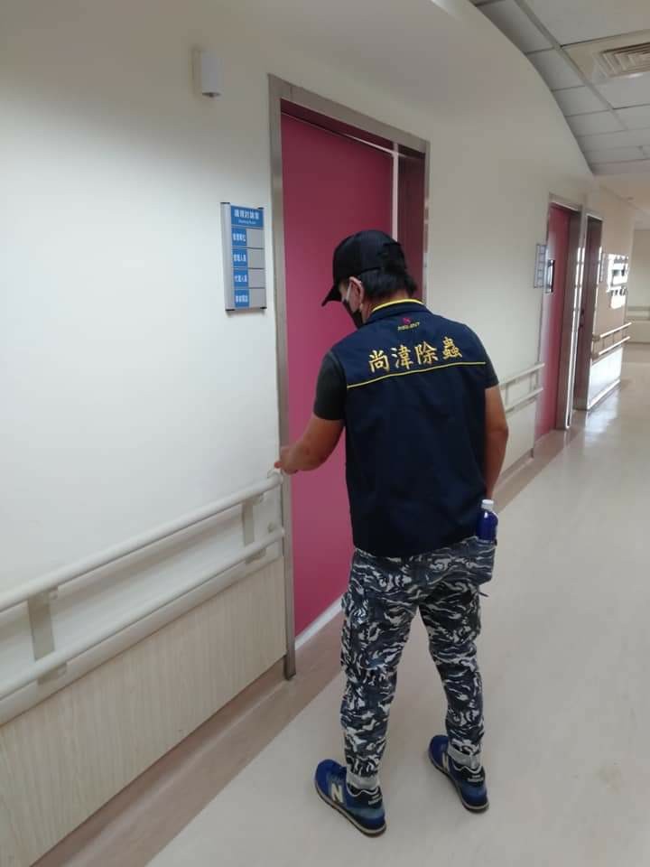 蟑螂餌膠施打作業