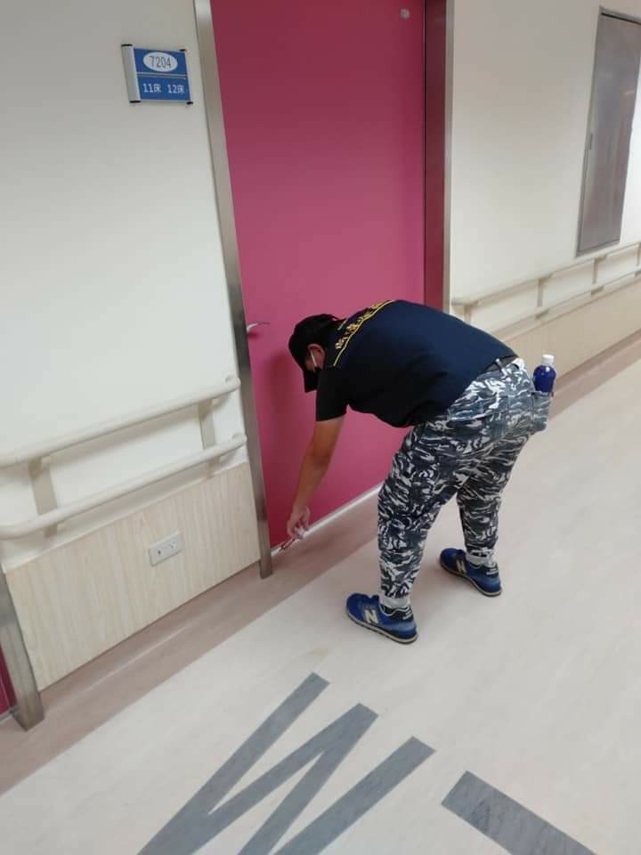 蟑螂餌膠施打作業