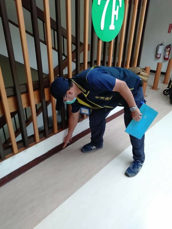 蟑螂餌膠施打作業