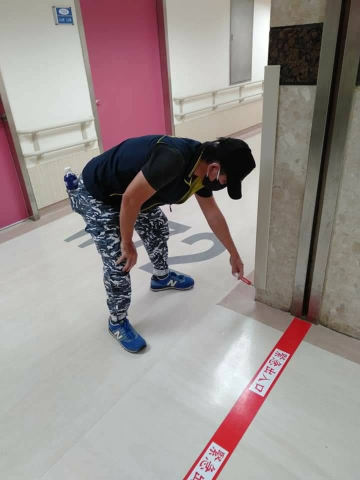 蟑螂餌膠施打作業