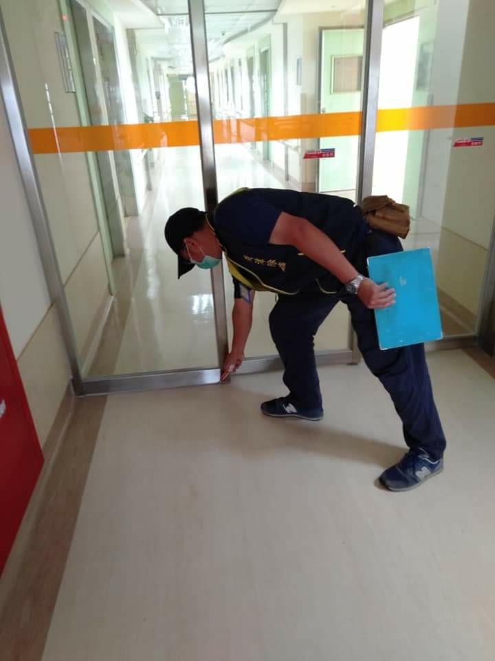 蟑螂餌膠施打作業