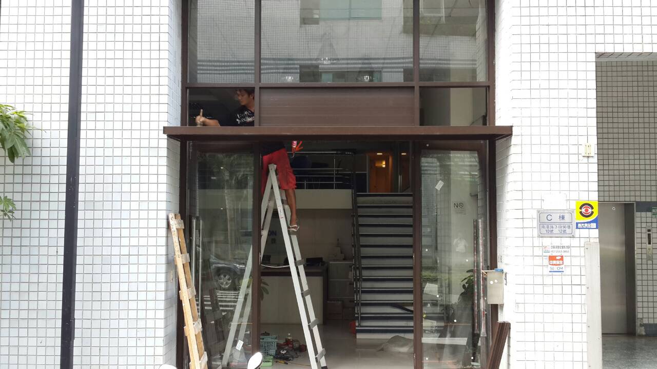 台北市南港玻璃店面門施工