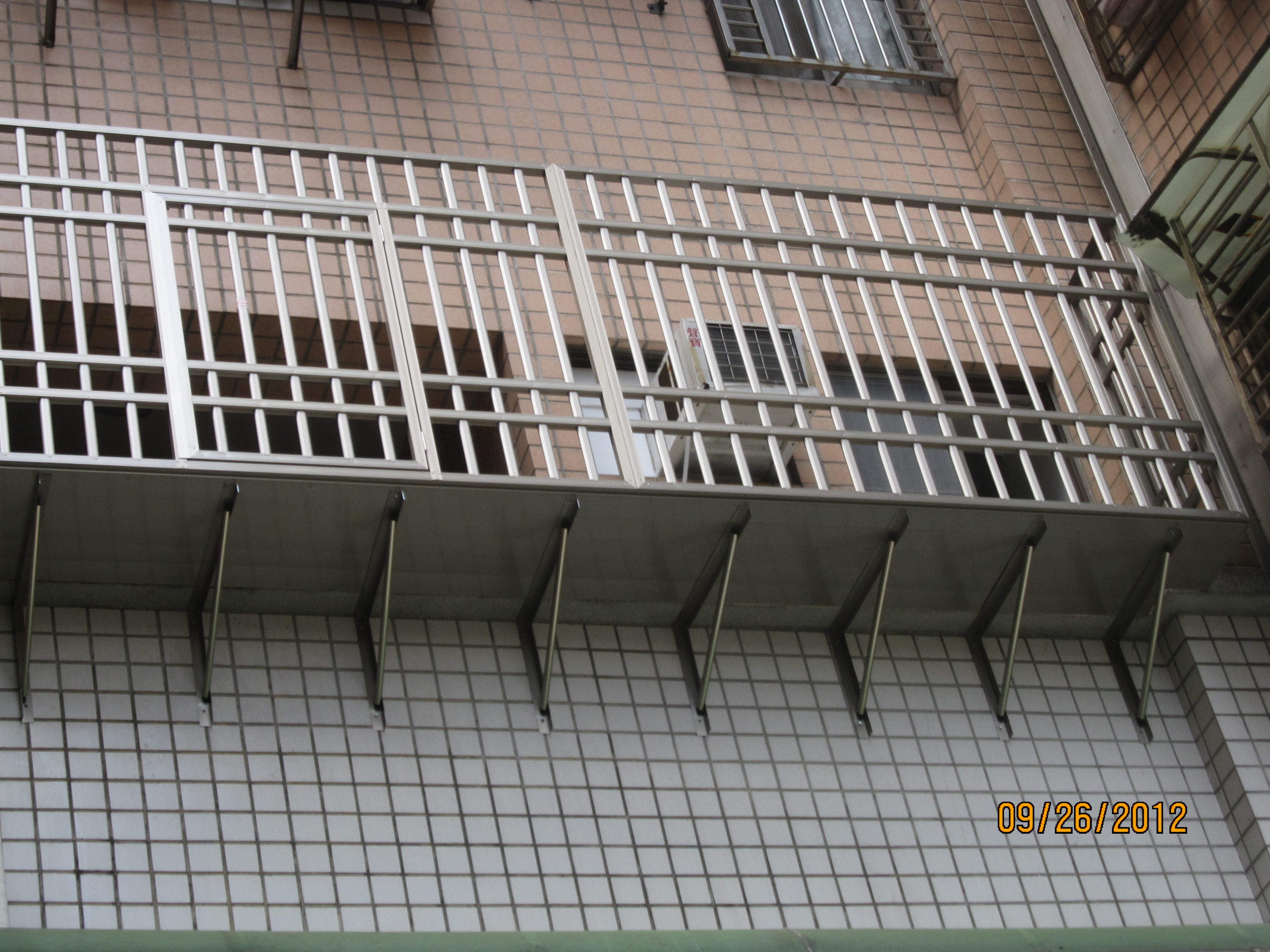 陽台凸窗穿梭管施工