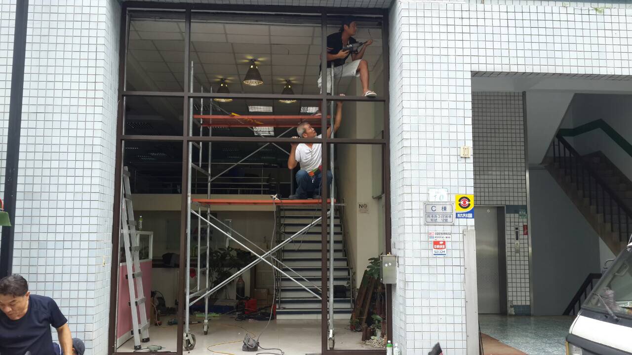 台北市南港玻璃店面門施工