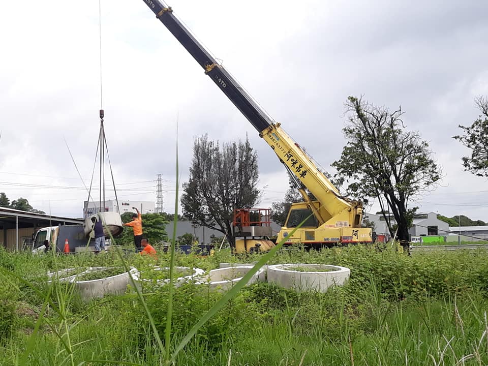 阿咪吊車-水泥花盆上貨車