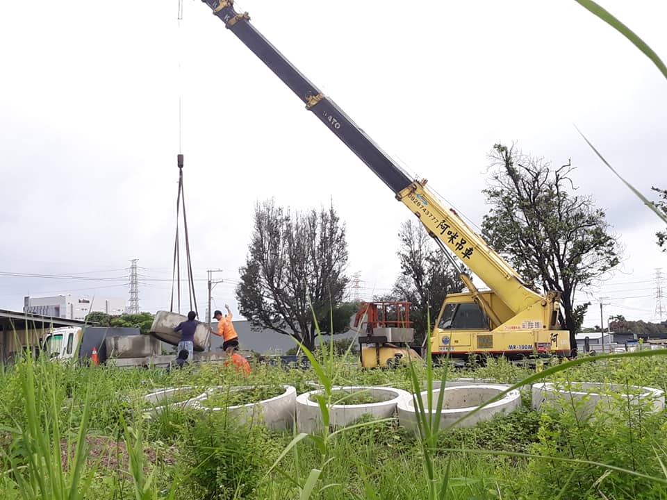 阿咪吊車-水泥花盆上貨車