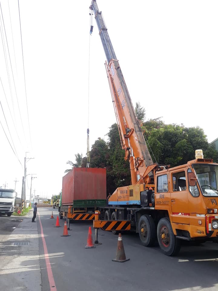 阿咪吊車-貨櫃移入車場