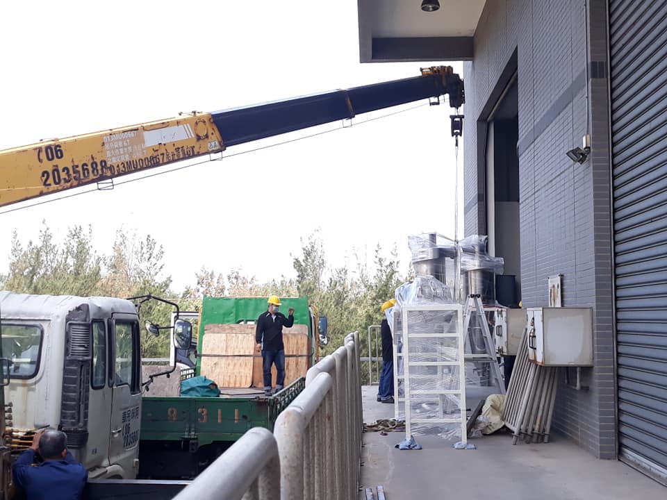 阿咪吊車-工廠機械搬運