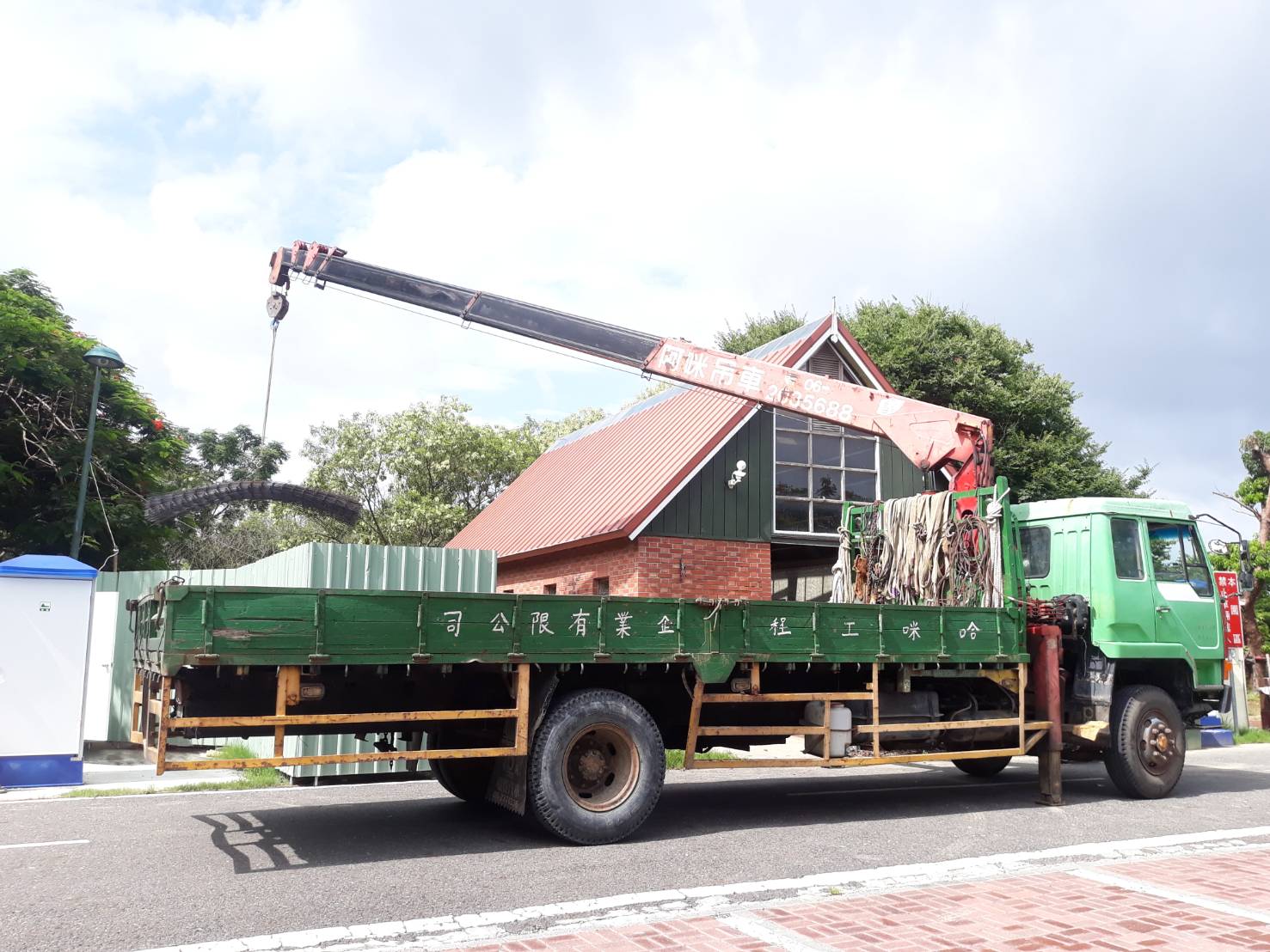 阿咪吊車-德元荷蘭村吊掛工程