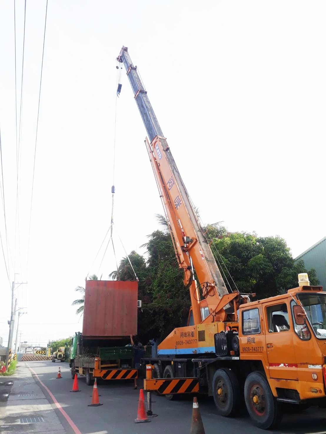 阿咪吊車-貨櫃移入車場