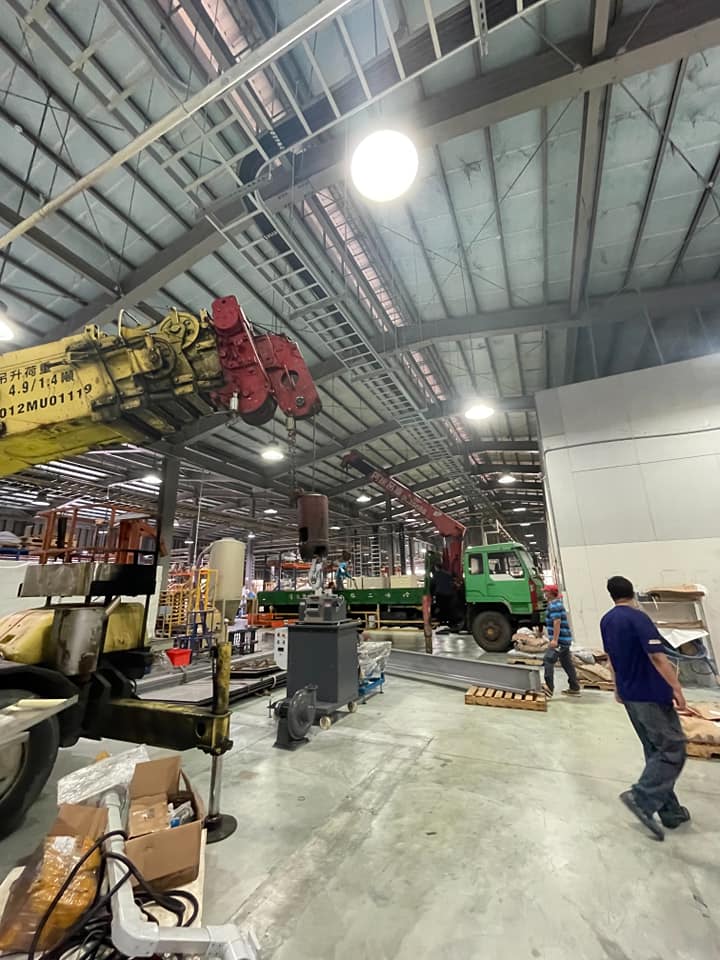 阿咪吊車-載料到廠內安裝