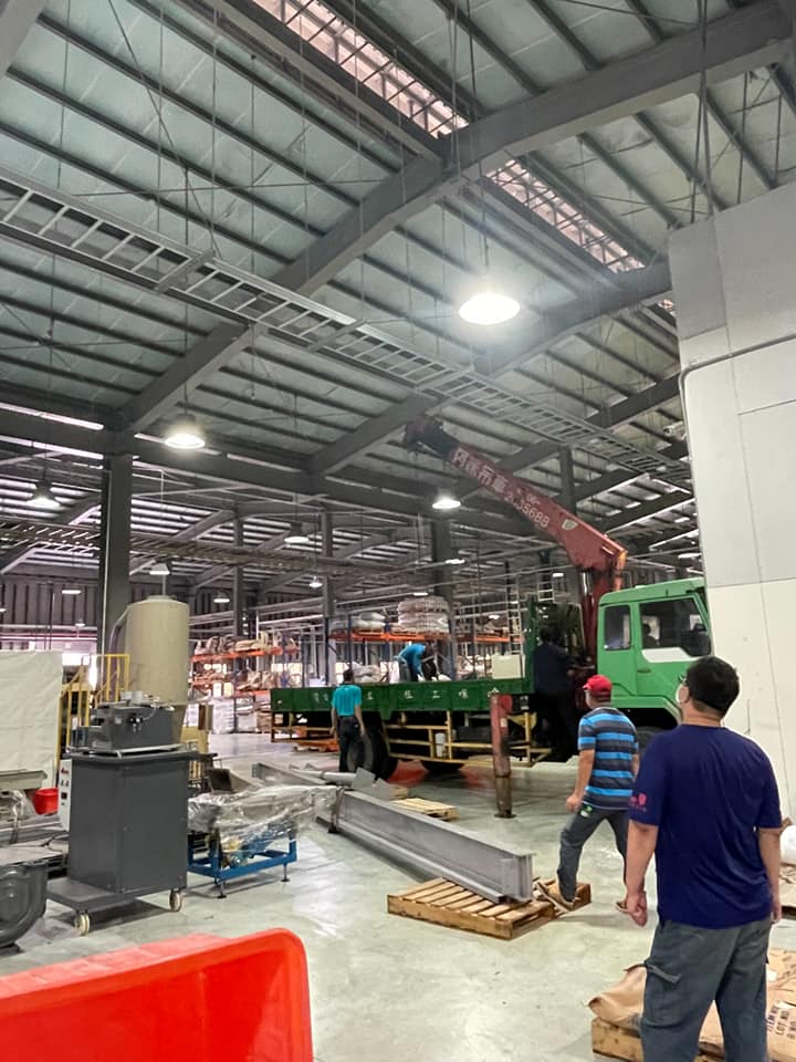 阿咪吊車-載料到廠內安裝