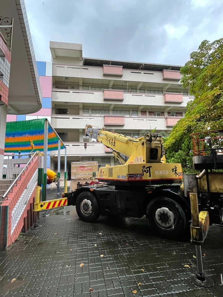 阿咪吊車-雨中吊掛作業