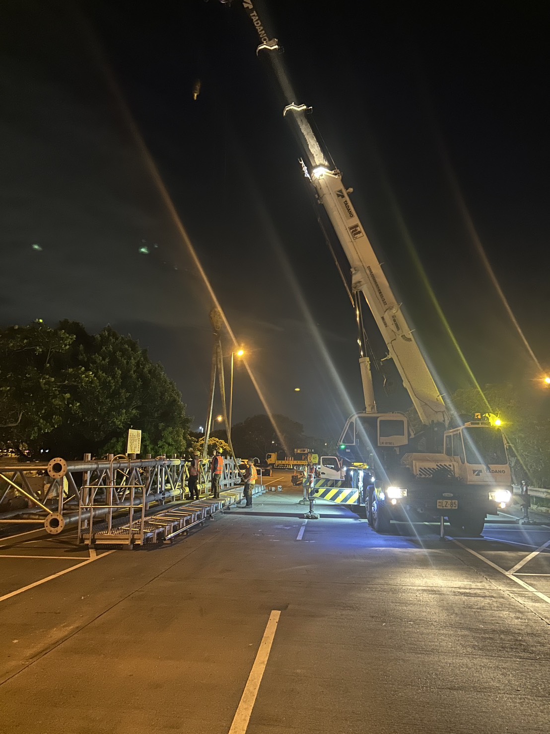 夜間營造吊掛工程