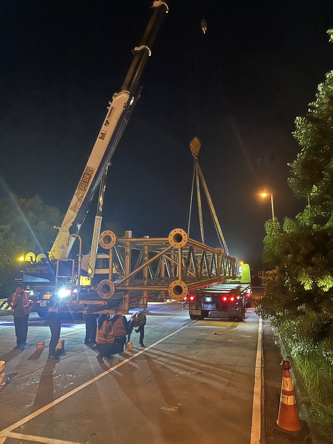 夜間營造吊掛工程