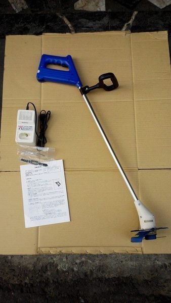 *U-MO全新-台灣製造外銷日本輕量化充電式割草機(籬笆修剪/庭院割草/清明掃墓)--免運費* 