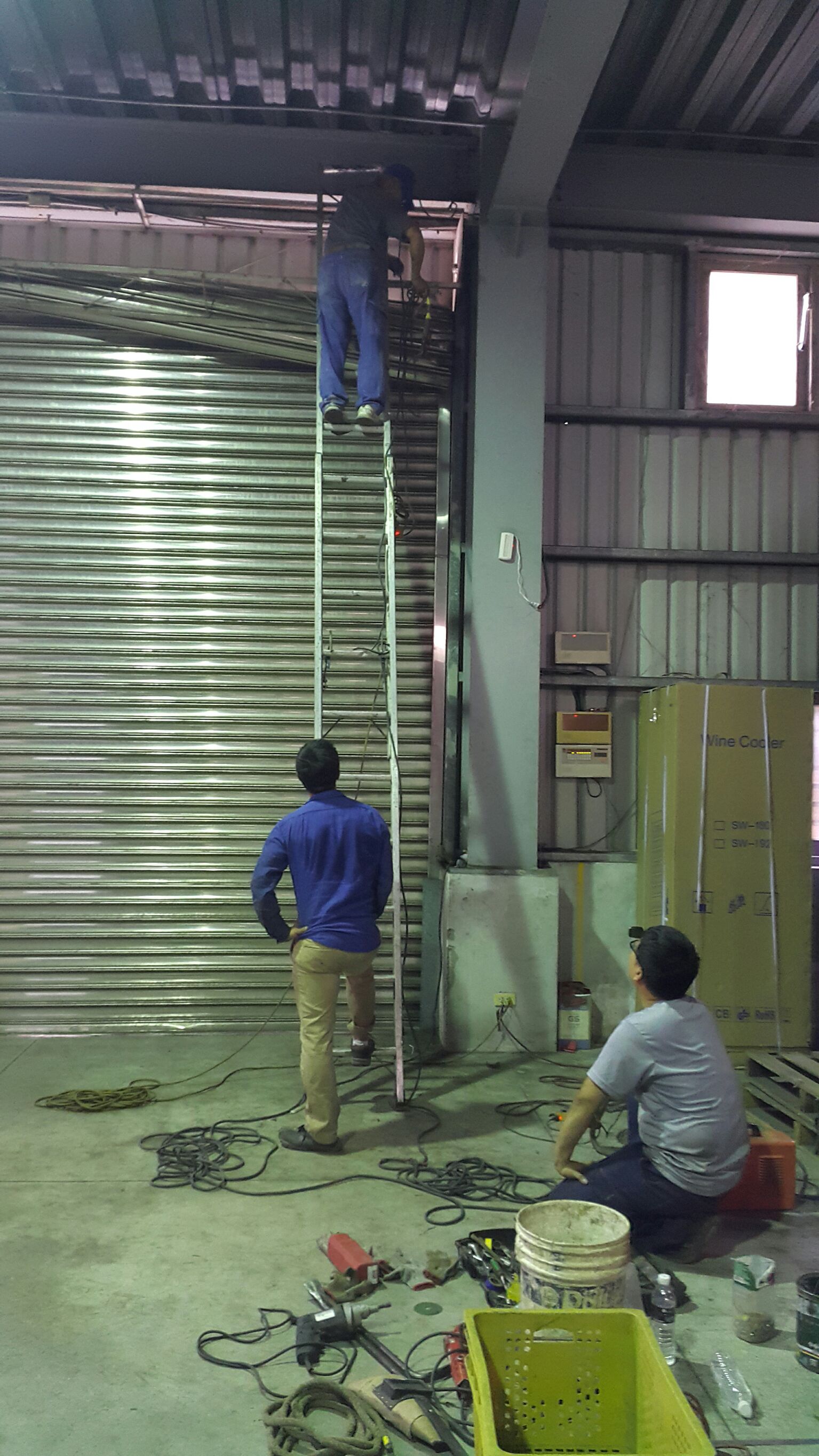 桃園鐵捲門卡住修理