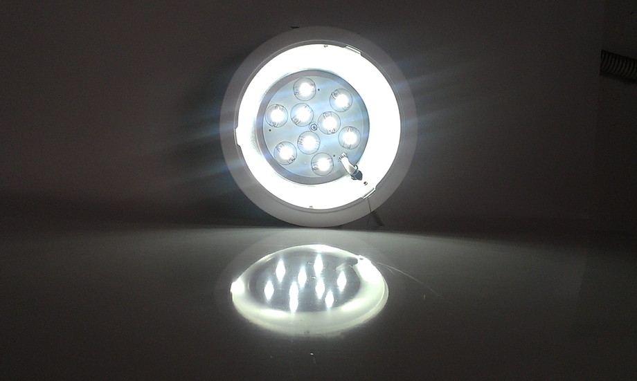 未使用擴散板前,光點明顯刺眼.(如左圖)