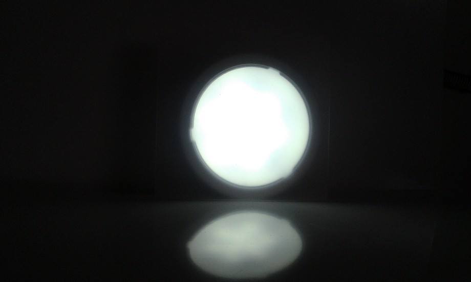 未使用PC擴散板,光線不夠亮,不平均.