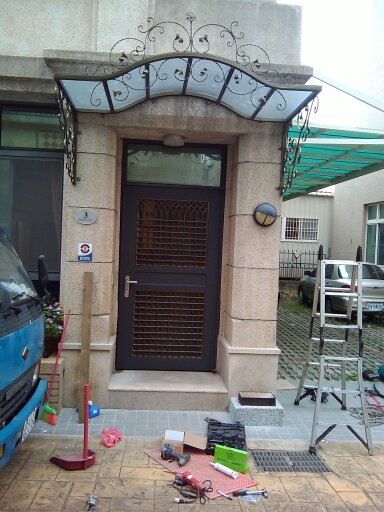 安全防盜門施工中