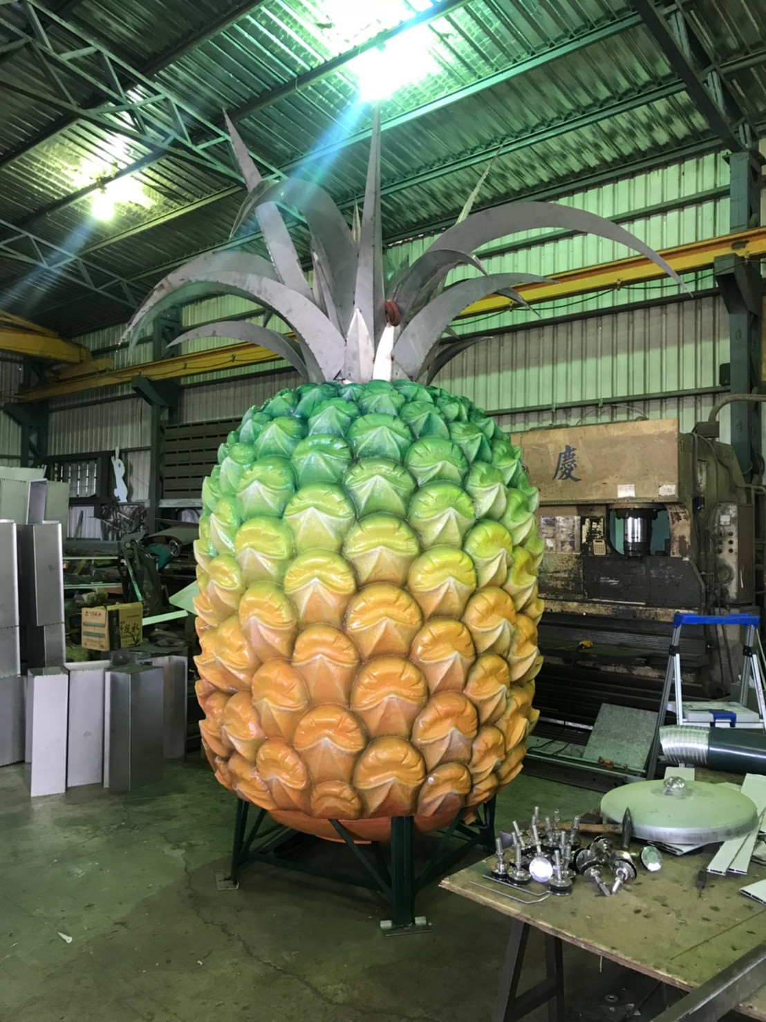 不銹鋼鳳梨造型藝術裝置