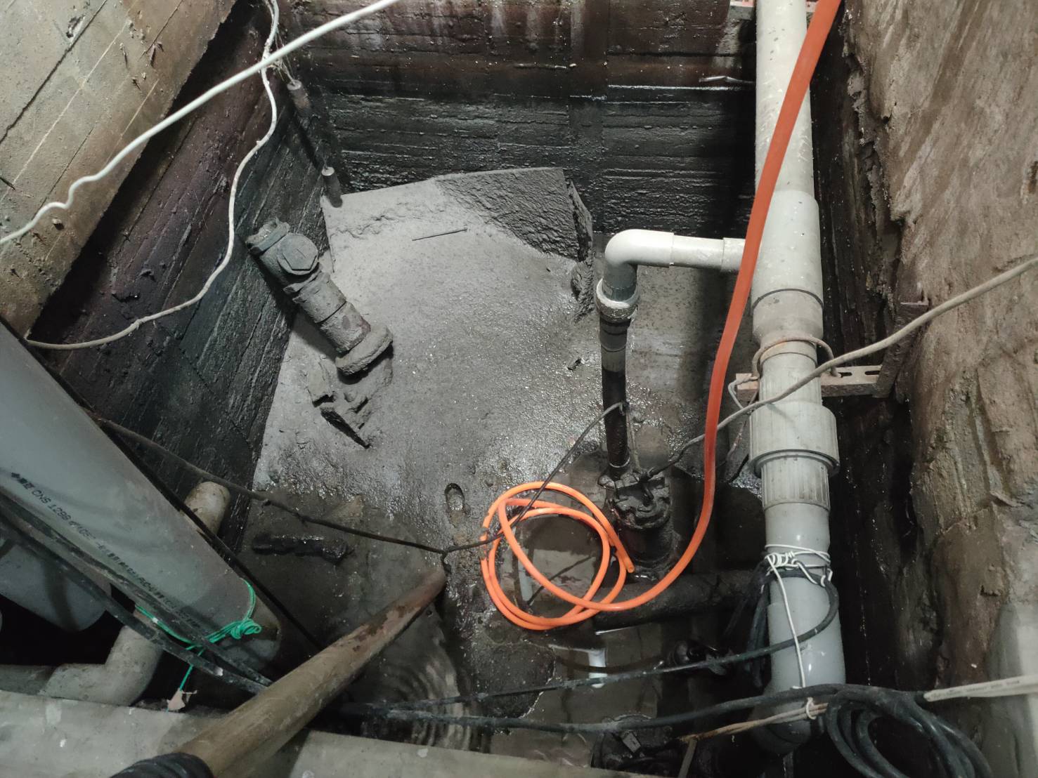 地下停車場抽污泥池&nbsp;