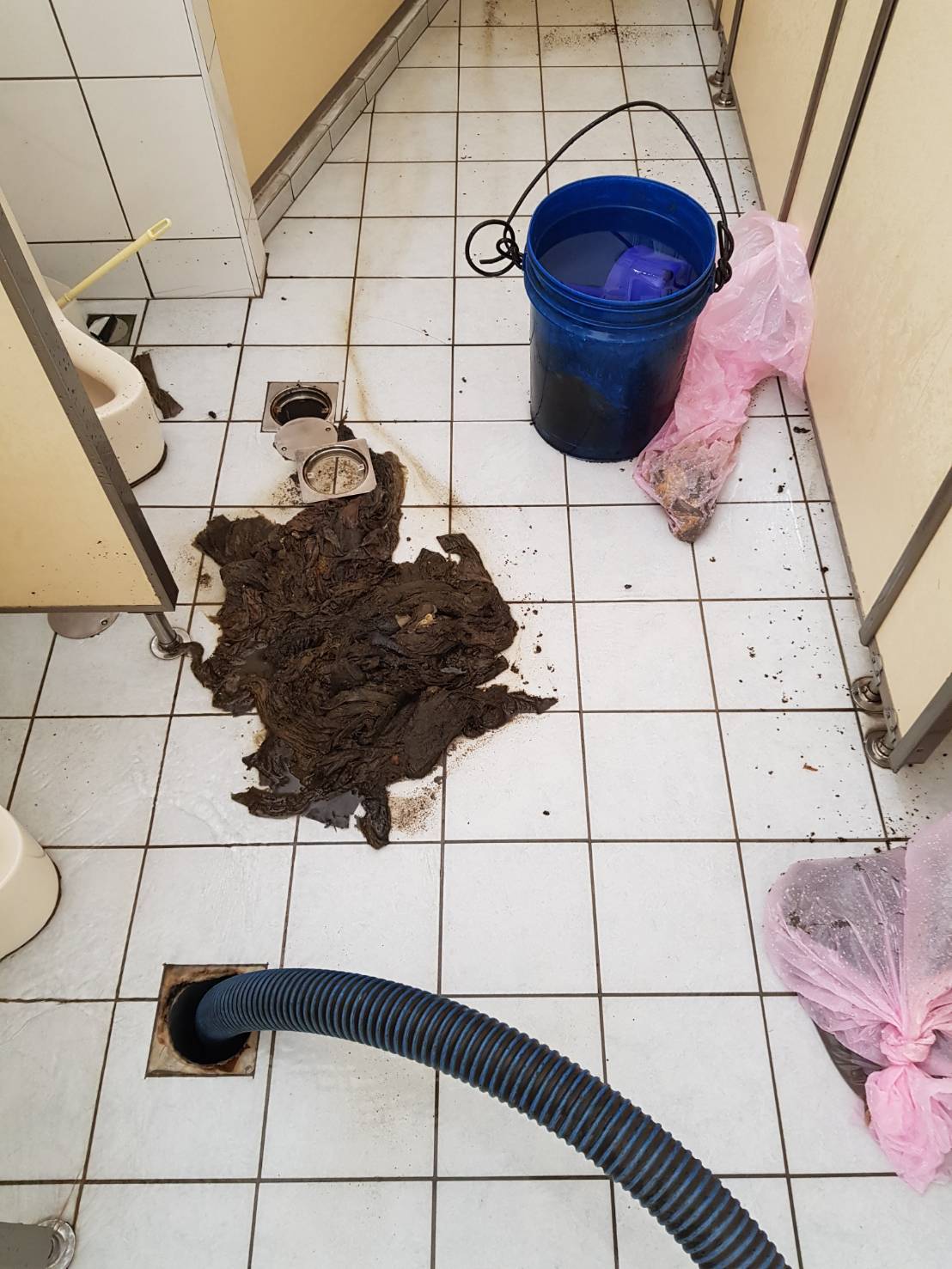 幼兒園抽化糞池裡面都是濕紙巾&nbsp;