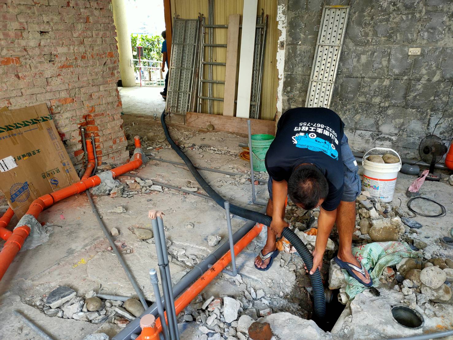 經濟部檢驗局抽化糞池&nbsp;