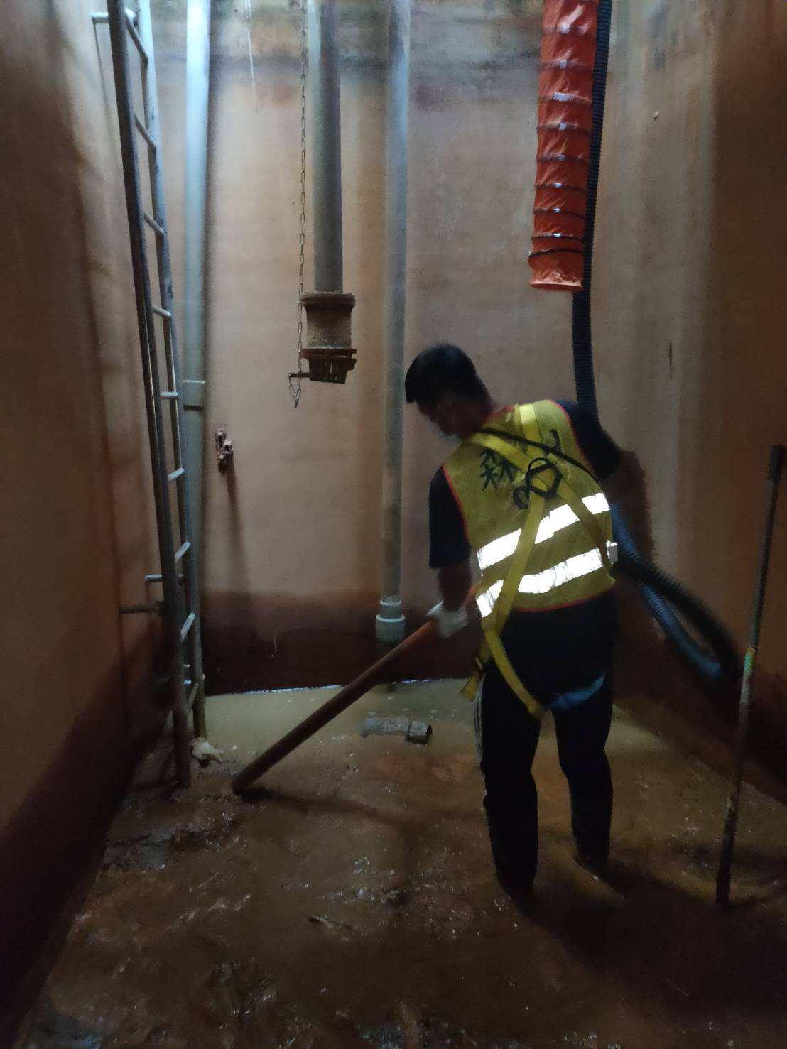 科技公司清洗蓄水池污泥&nbsp;