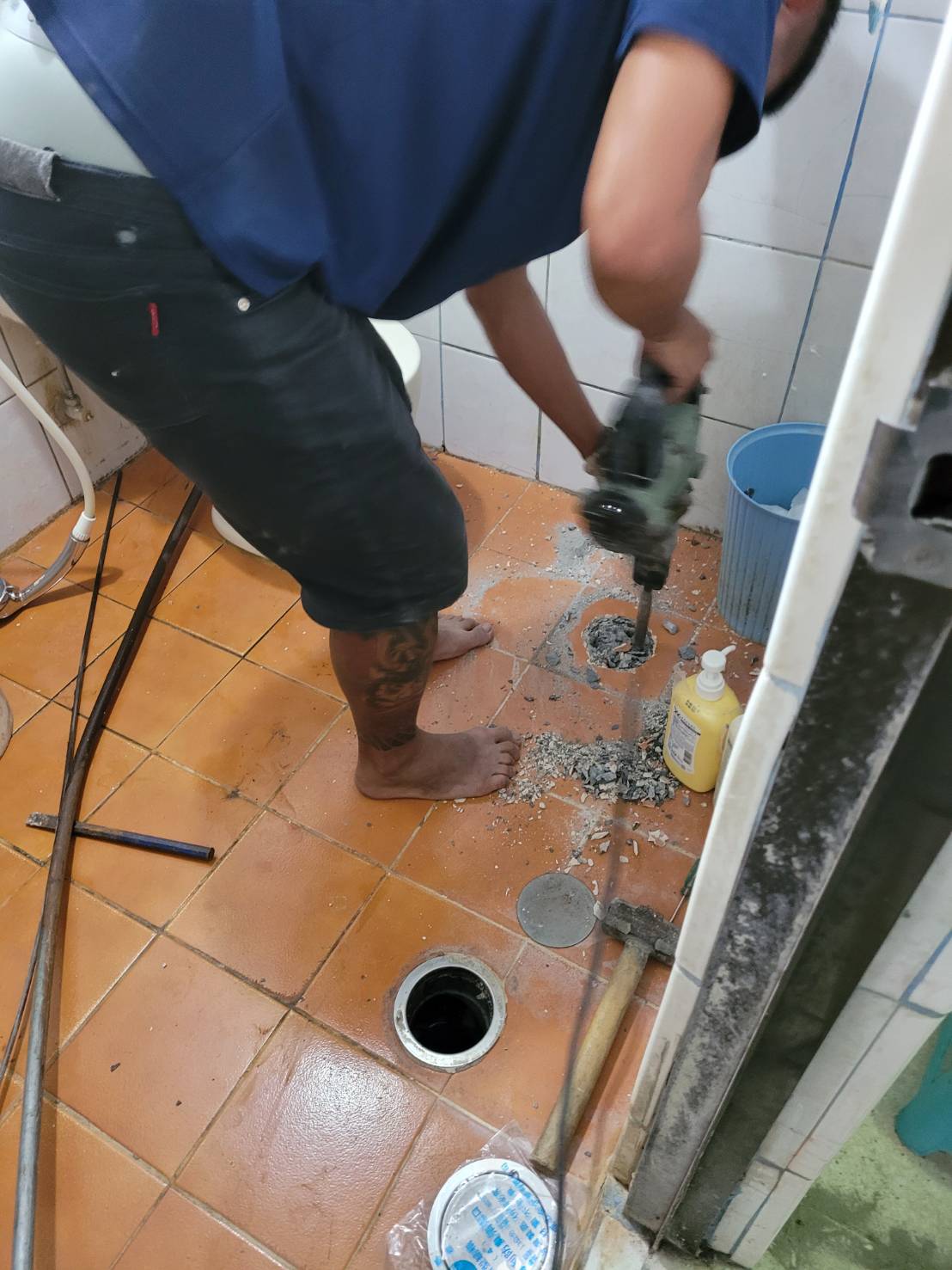 化糞池堵塞再打一個洞