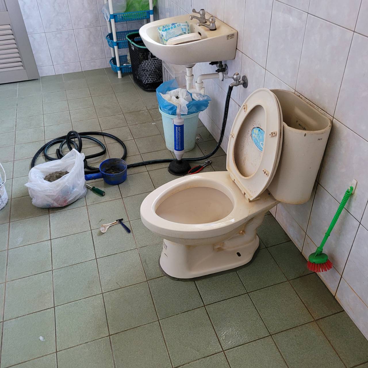 馬桶堵塞（湯匙、刮鬍刀）