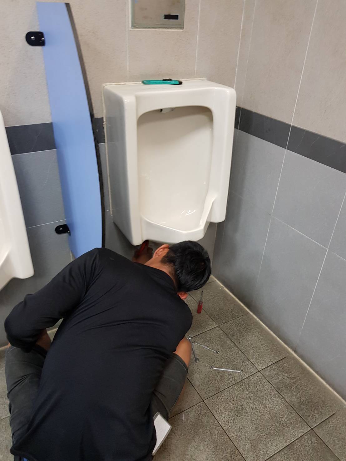 公司小便斗堵塞疏通