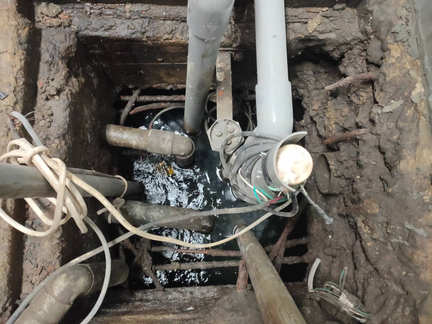 地下停車場抽污泥池&nbsp;