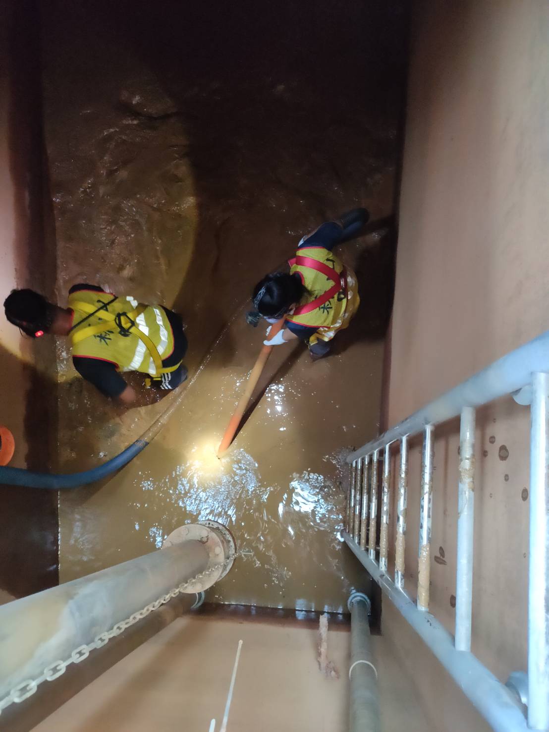 科技公司清洗蓄水池污泥&nbsp;